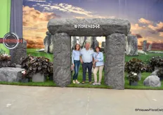 Amelie Merschmann, Fulco Spithoven en Gundula Wagner van Benary met de highligh; Stonehedge, een nieuwe begonia. Maar waar komt de naam vandaan? “Toen we ernaar keken, dachten we aan Magisch - Mystiek - Monumentaal, net als Stonehenge. En het kan gebruikt worden als haag, dus: Stonehedge!”